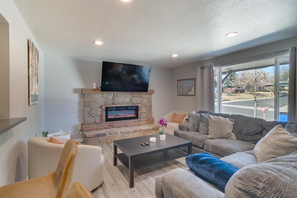 BBQ, Hot Tub, Patio, Sunroom + Games! House in Westminster