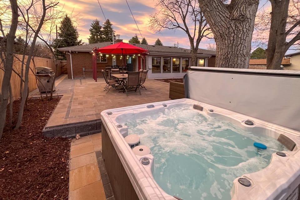 BBQ, Hot Tub, Patio, Sunroom + Games! House in Westminster