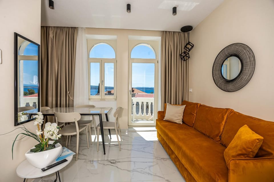 View (from property/room), Balcony/Terrace, Living room, Seating area, Dining area