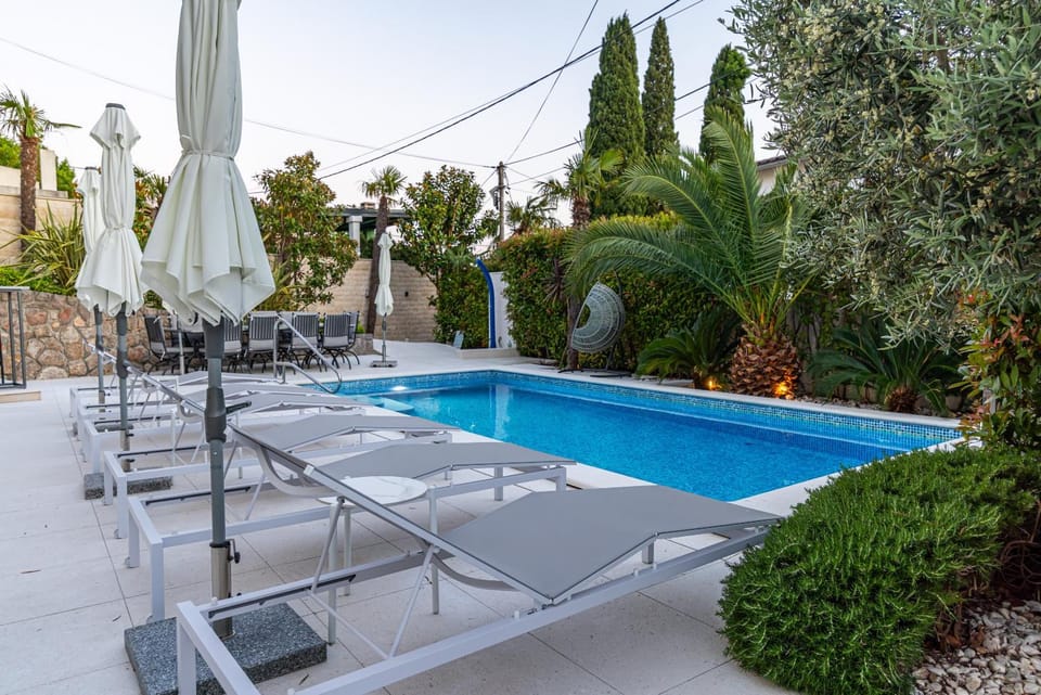 Patio, Day, Garden, Swimming pool, sunbed