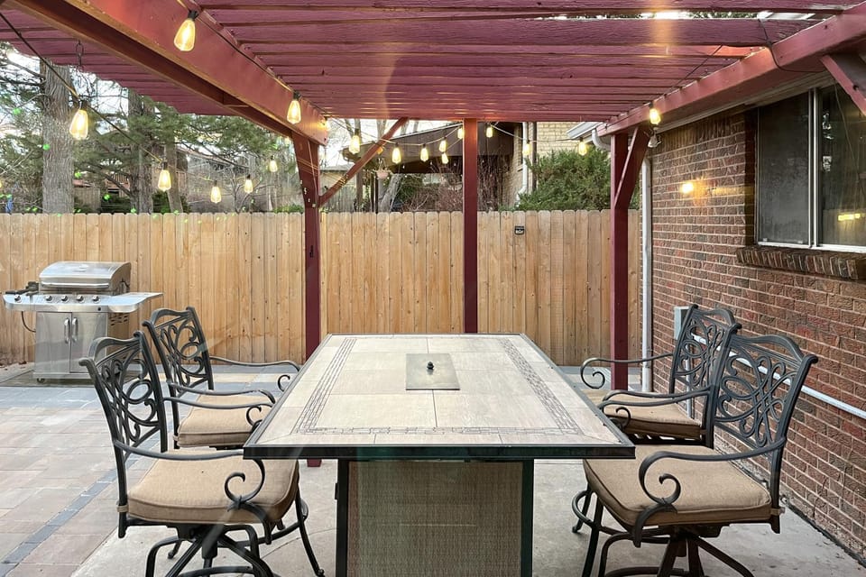Hot Tub, Pool Table, Fireplace, Sunny Patio House in Westminster