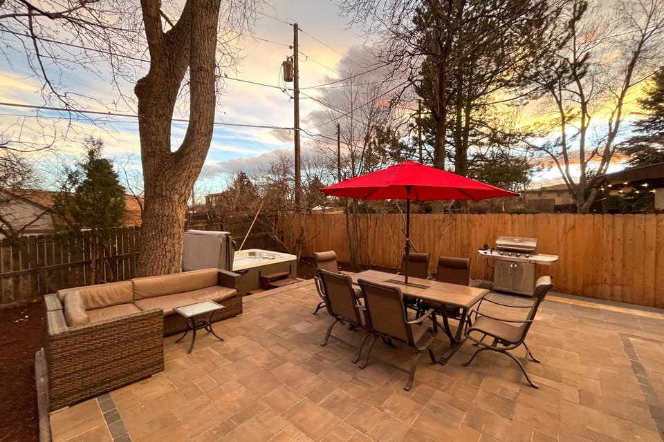 Hot Tub, Pool Table, Fireplace, Sunny Patio House in Westminster