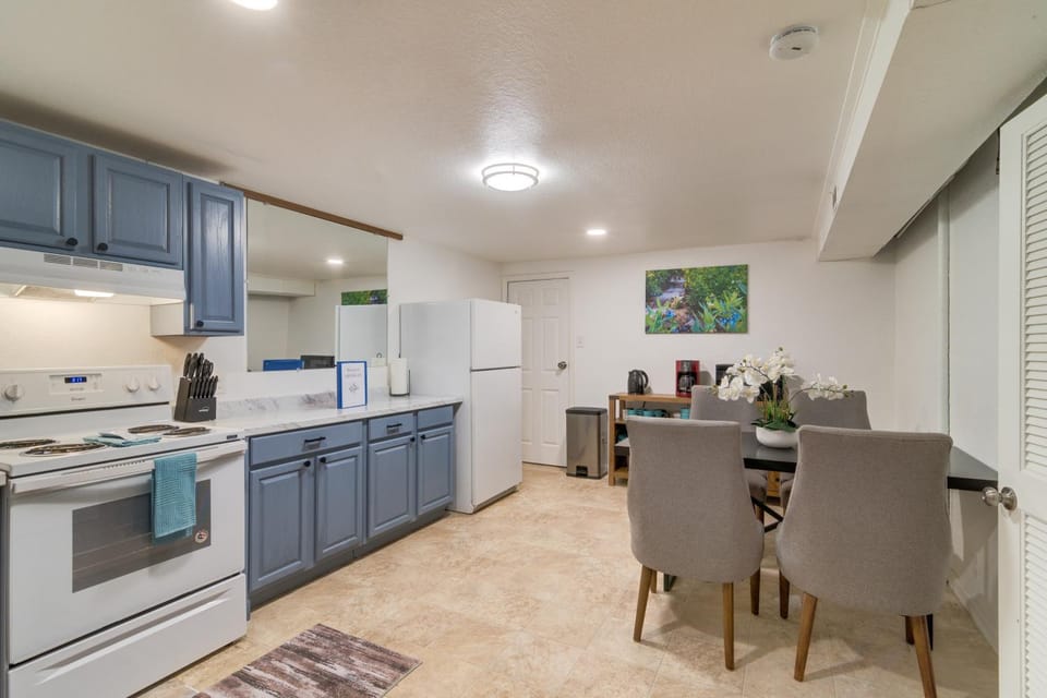 Hot Tub, Pool Table, Fireplace, Sunny Patio House in Westminster