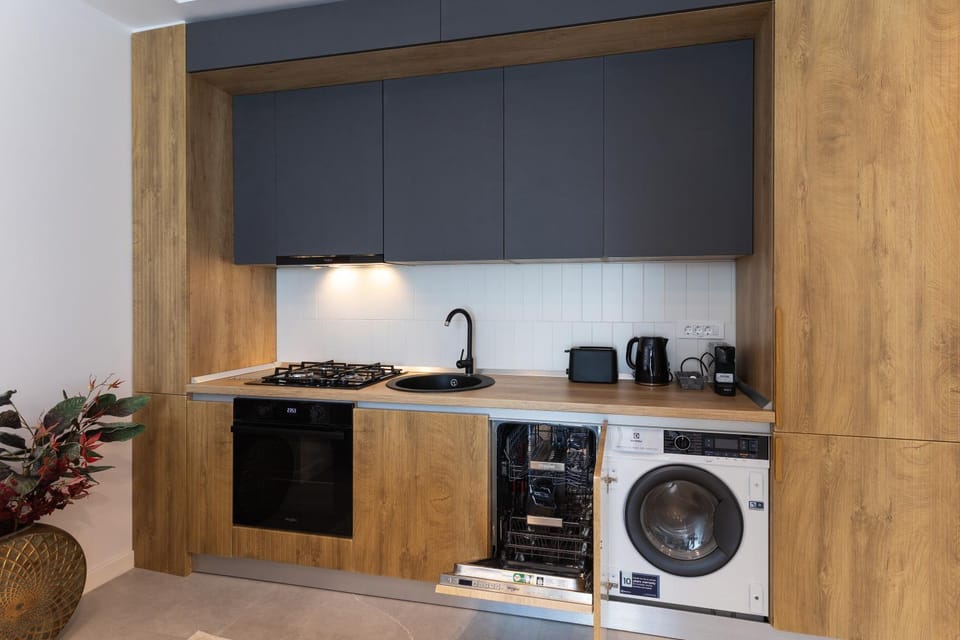 Coffee/tea facilities, dishwasher, oven, stove, toaster, washing machine, kitchen