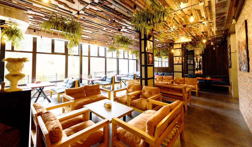 Restaurant/places to eat, Restaurant/places to eat, Lounge or bar, Banquet/Function facilities, Seating area, On site, Area and facilities