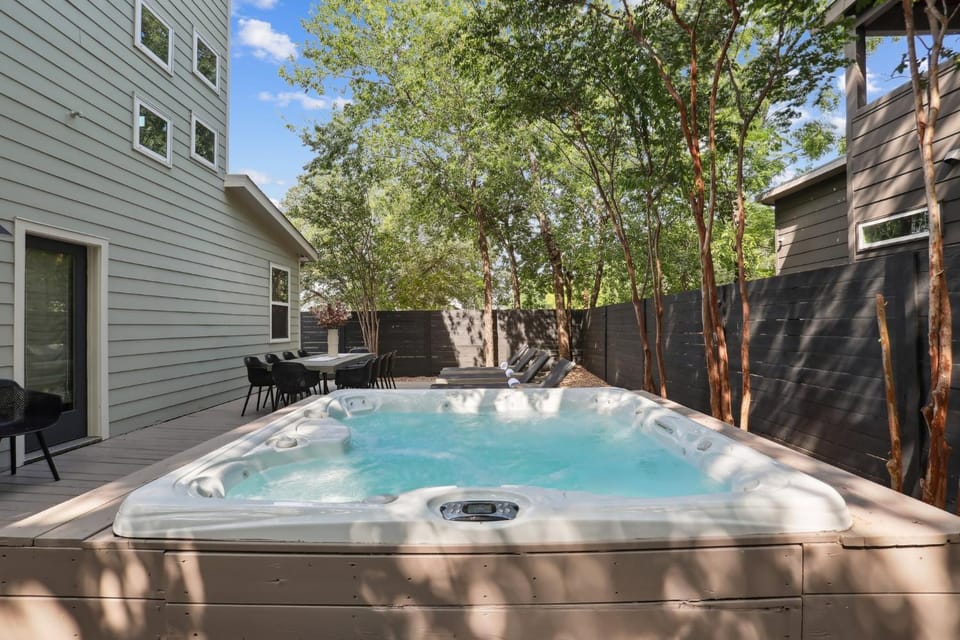 Luxe Lone Star Oasis near Downtown with Hot Tub House in Austin