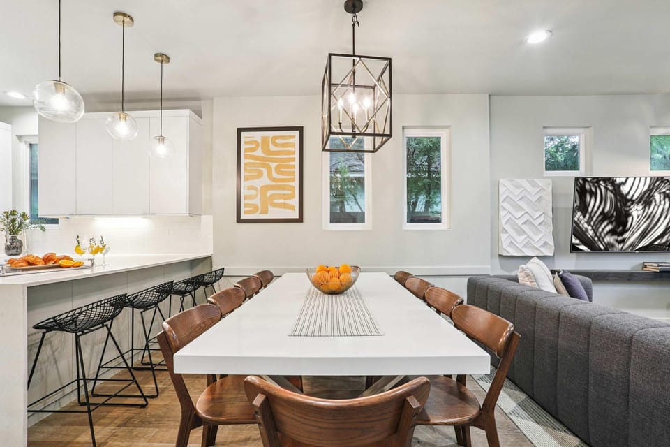 Luxe Lone Star Oasis near Downtown with Hot Tub House in Austin