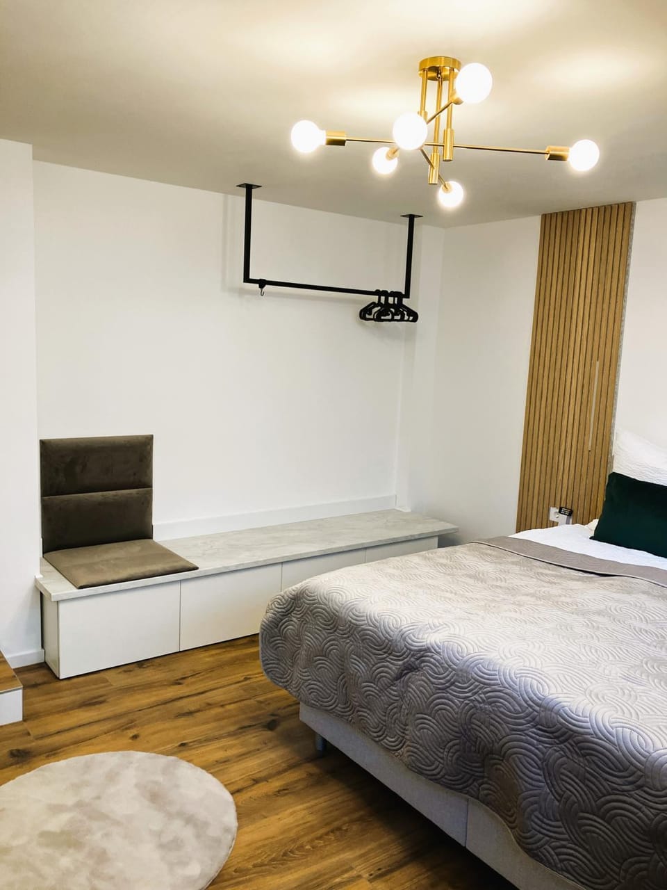 Bed, Photo of the whole room, Seating area, Bedroom