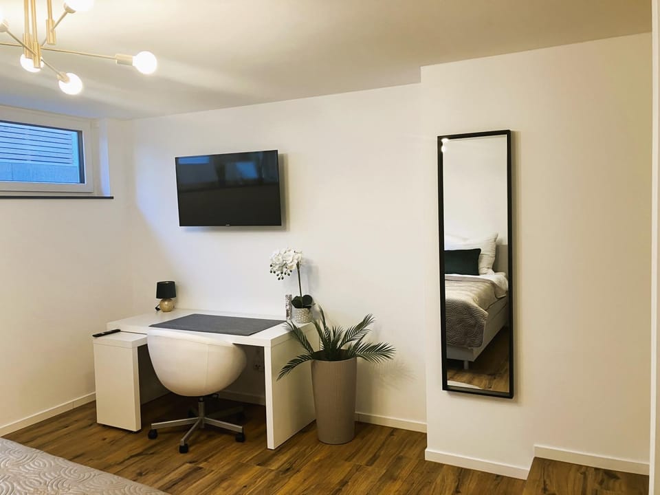 Bed, TV and multimedia, Photo of the whole room, Bedroom
