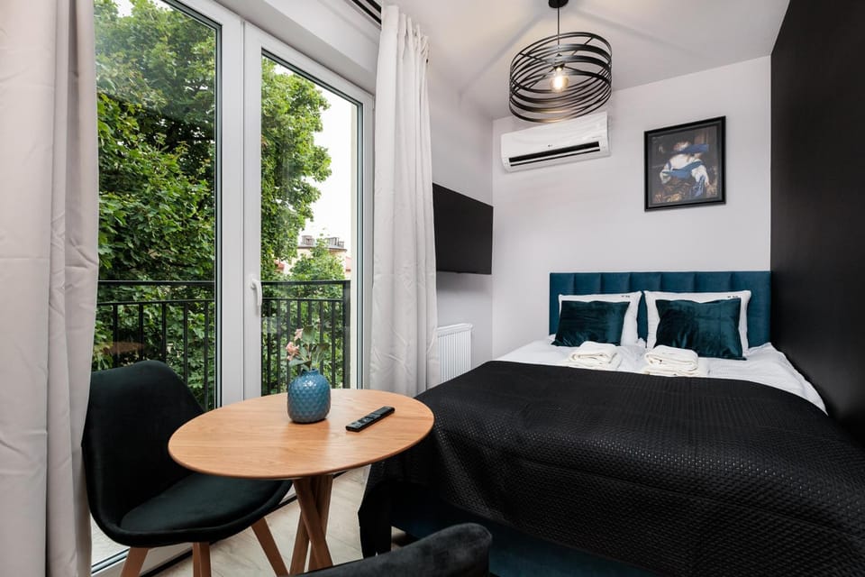 Bed, TV and multimedia, View (from property/room), Balcony/Terrace, Photo of the whole room, Seating area