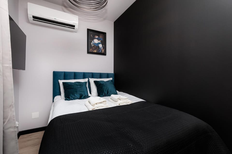 Bed, Photo of the whole room, towels, air conditioner