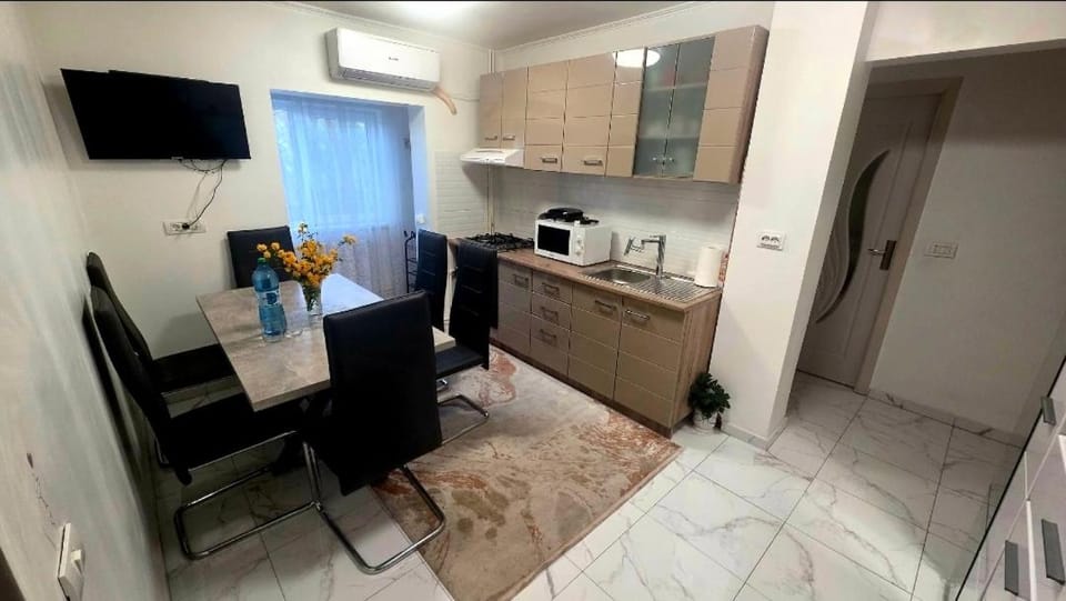 TV and multimedia, Kitchen or kitchenette, Dining area, oven, stove, toaster