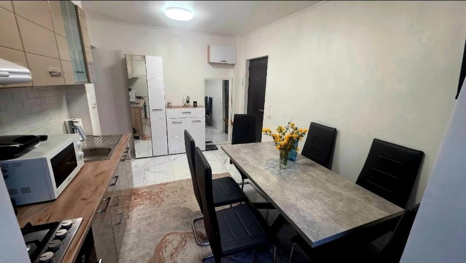 TV and multimedia, Kitchen or kitchenette, Seating area, Dining area, stove
