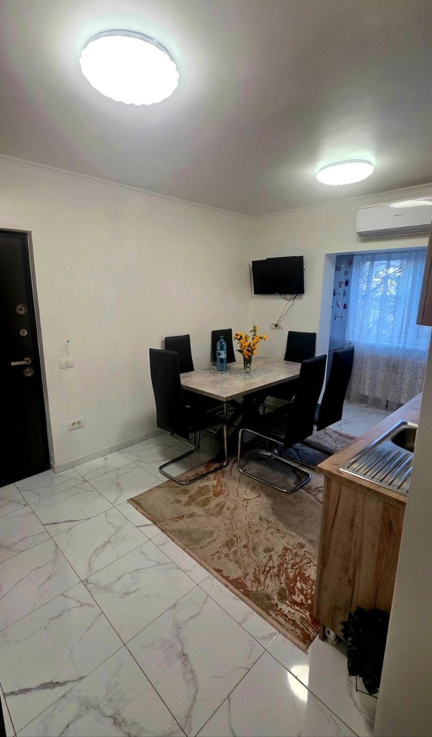 TV and multimedia, Seating area, Dining area