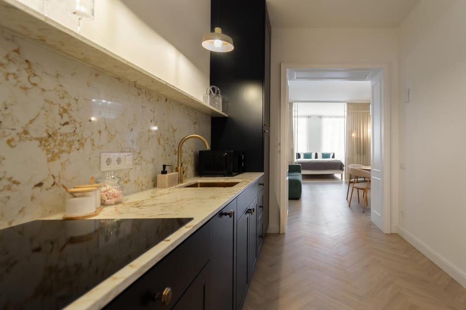 Kitchen or kitchenette, minibar