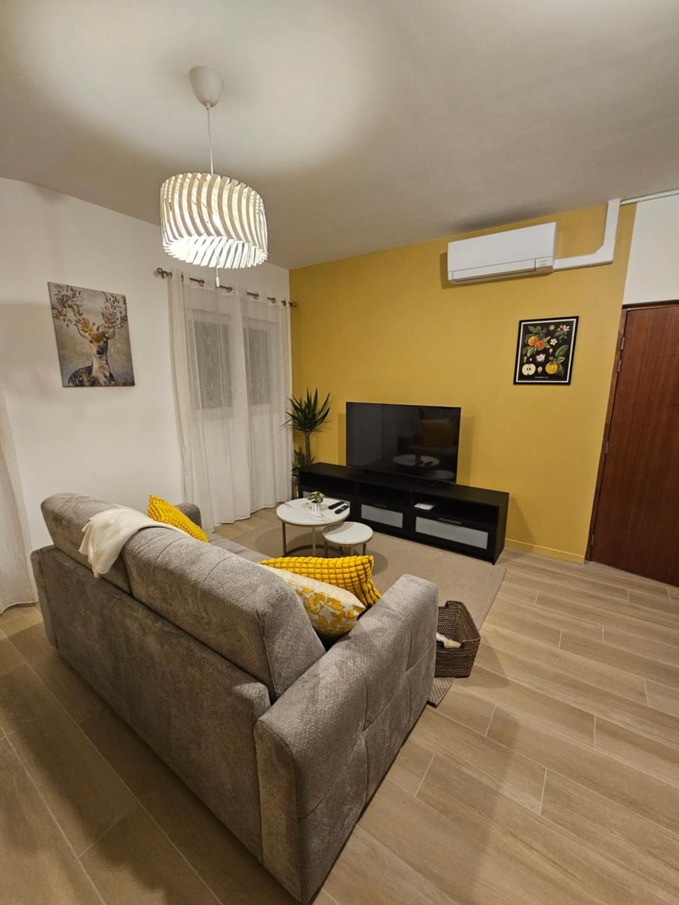 TV and multimedia, Living room, Seating area, air conditioner