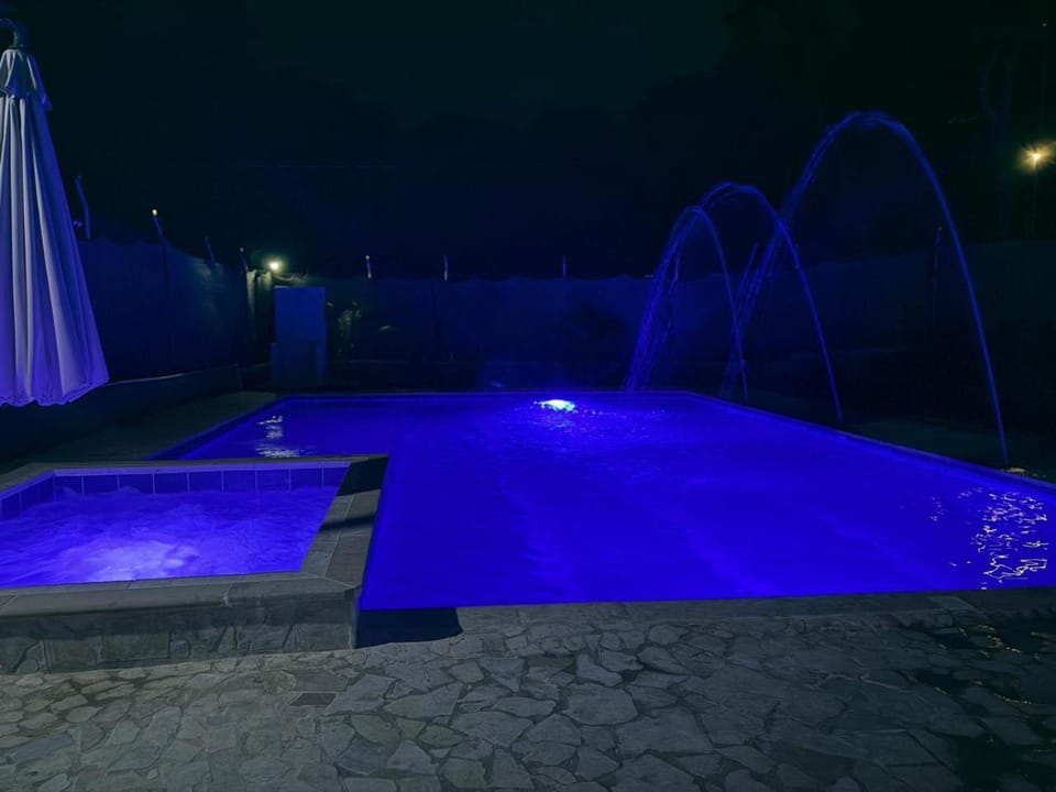 Hot Tub, Swimming pool