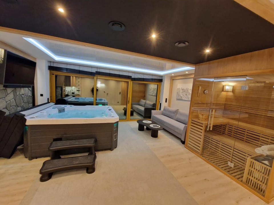 Hot Tub, Sauna, TV and multimedia, Seating area