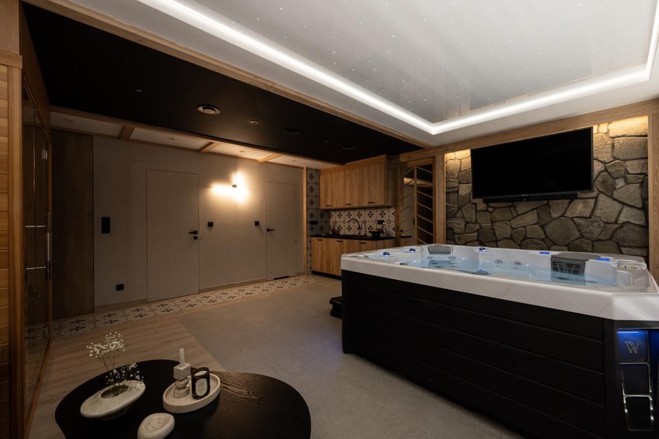 Hot Tub, TV and multimedia