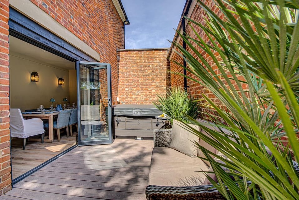 Patio, Hot Tub, Hot Tub, Balcony/Terrace, Seating area