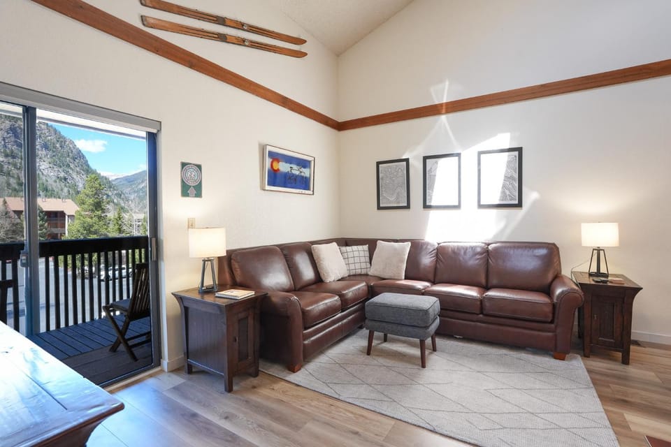 Mountainside Mt. Royal Condo - Stunning Views, Great Year-Round Location Apartment in Frisco