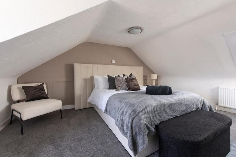 Gorgeous Rochester Home Free Parking Sleeps 11 Apartment in Rochester