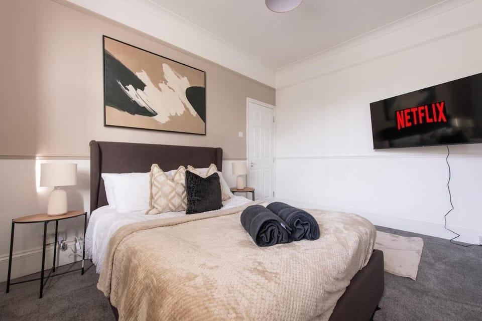 Gorgeous Rochester Home Free Parking Sleeps 11 Apartment in Rochester