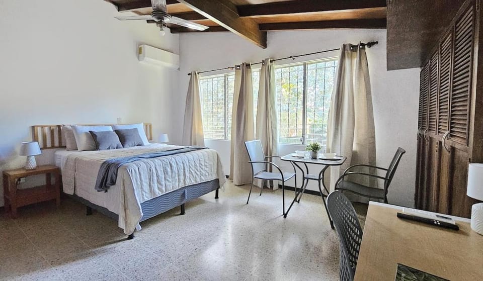 Cozy Studio for 2 w Workspace High End Hub Apartment in San Salvador