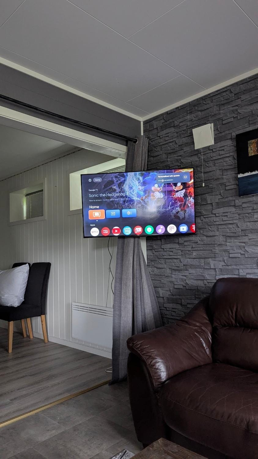TV and multimedia, Living room, Seating area, Evening entertainment
