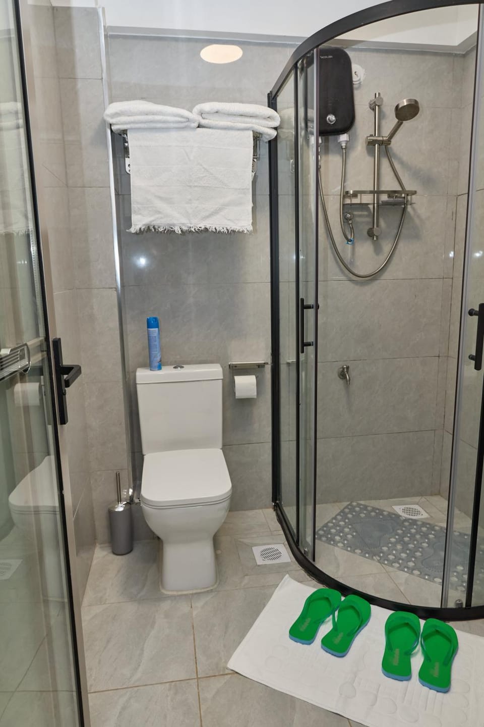 Shower, Toilet, Bathroom, towels