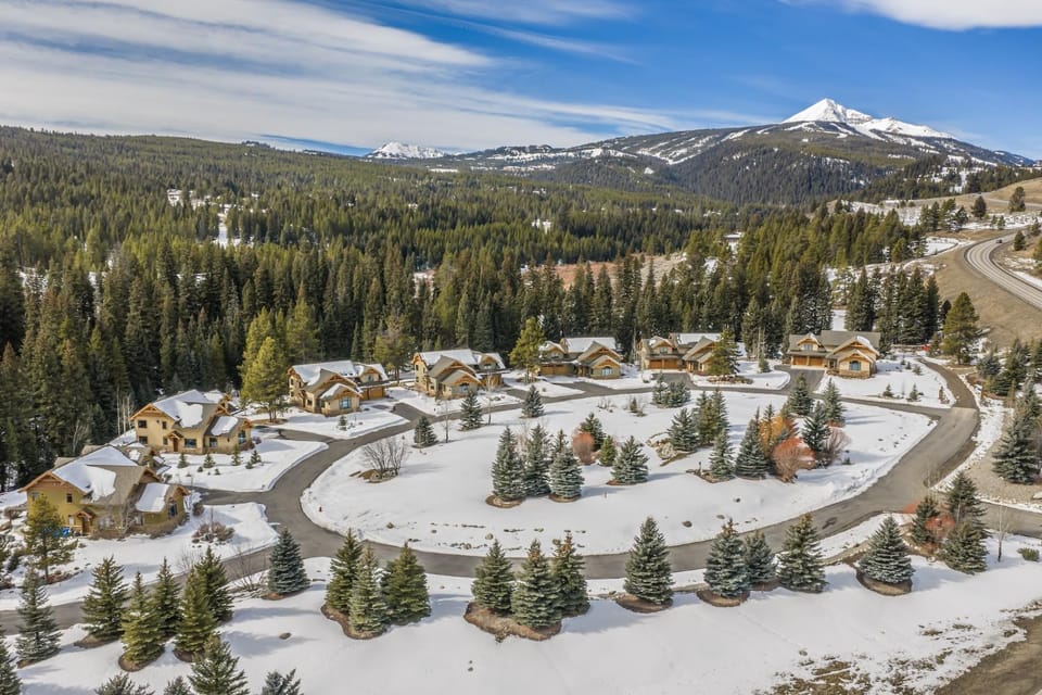 Property building, Day, Natural landscape, Bird's eye view, Winter, Mountain view
