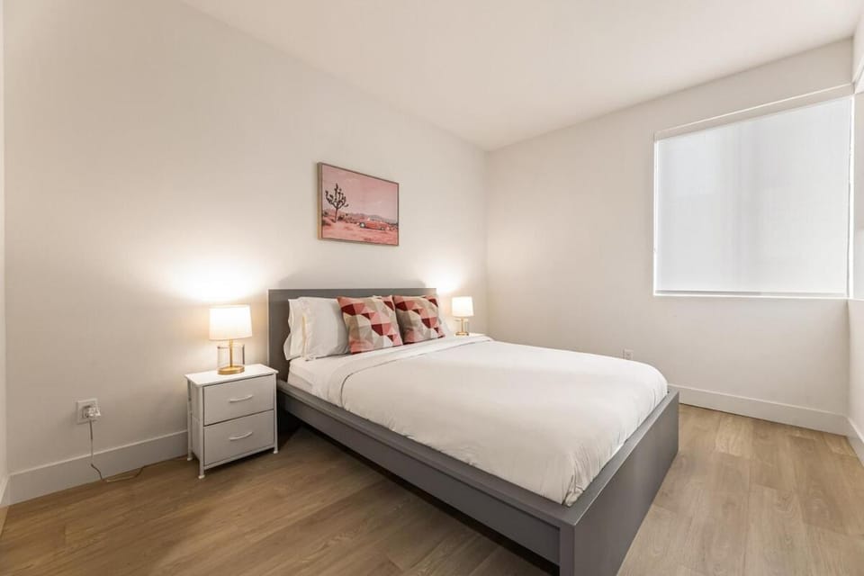 2BR Luxury Retreat Walk to Beach, free parking Apartment in Santa Monica