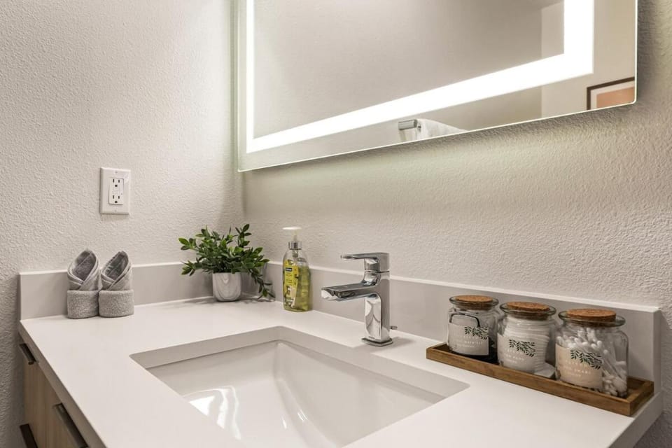 2BR Luxury Retreat Walk to Beach, free parking Apartment in Santa Monica
