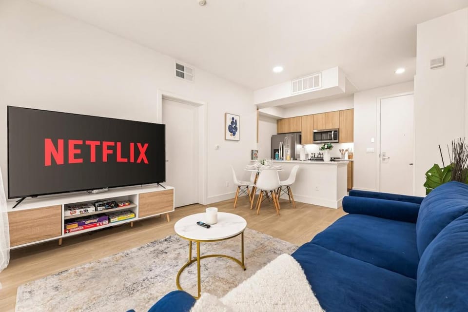 2BR Luxury Retreat Walk to Beach, free parking Apartment in Santa Monica