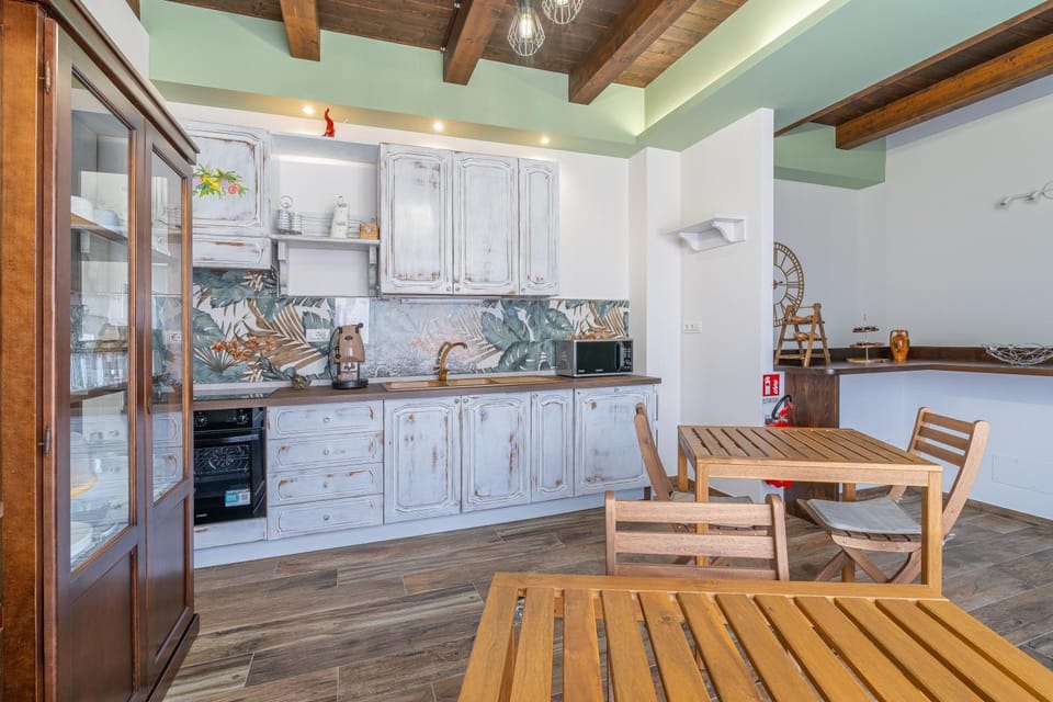Kitchen or kitchenette, Living room