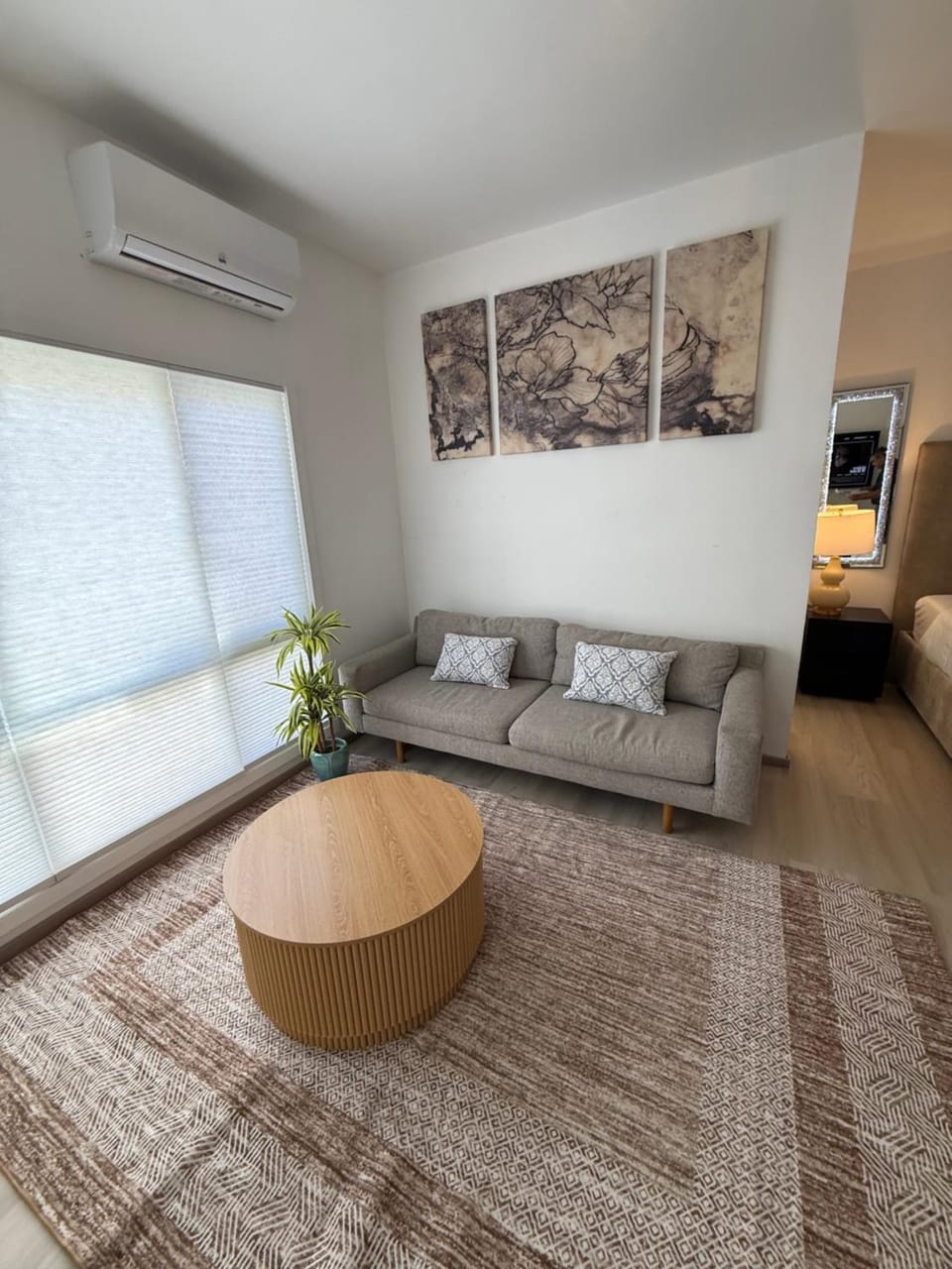 Elegant Monet Apartment Apartment in San Fernando Valley
