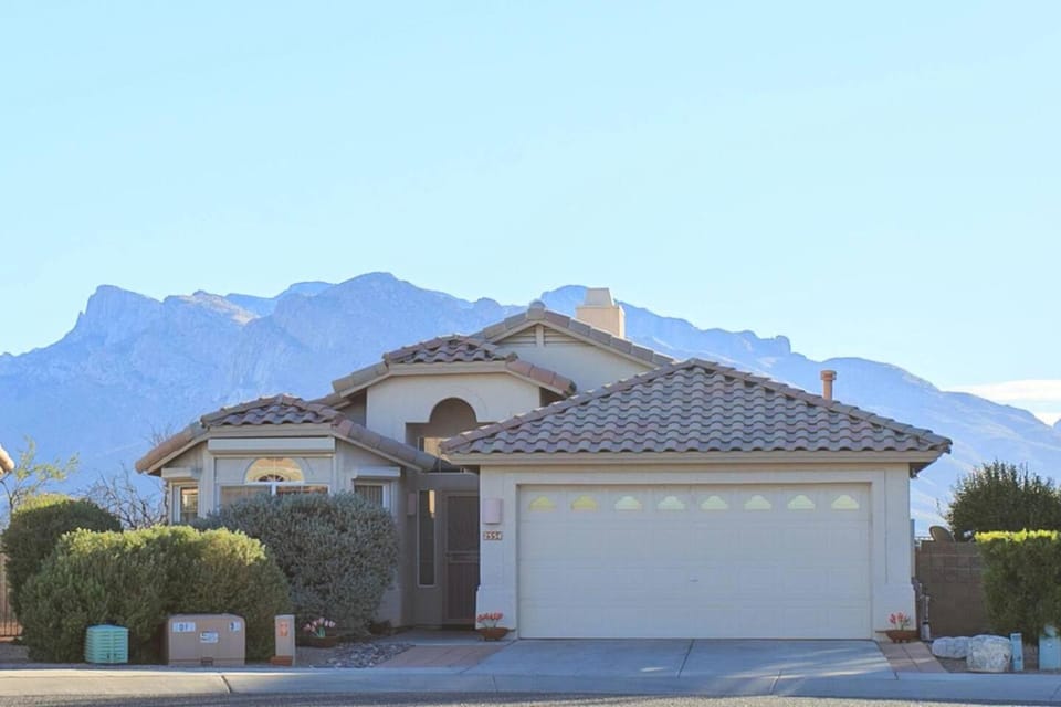 Delightful cozy home w breathtaking mtn views House in Casas Adobes