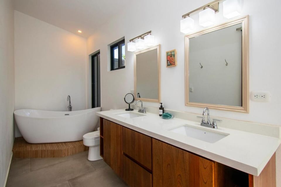 Villa Luna, Central, Walk to Beach Restaurants, With Pool! Villa in Uvita