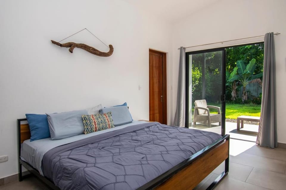 Villa Luna, Central, Walk to Beach Restaurants, With Pool! Villa in Uvita