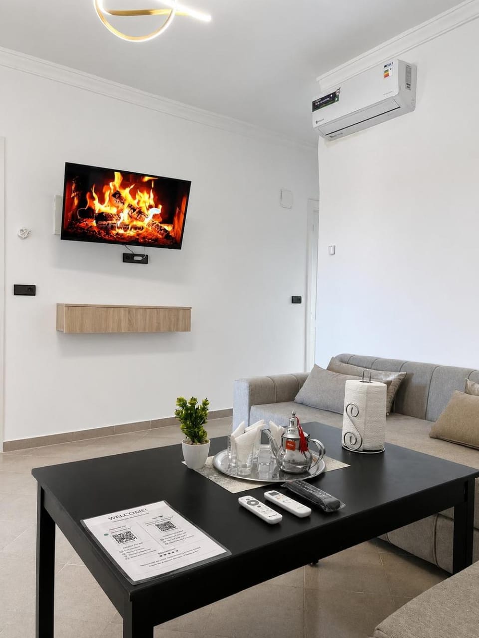 TV and multimedia, Living room, Seating area, Dining area, air conditioner