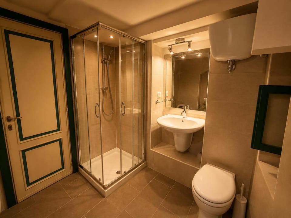 Shower, Toilet
