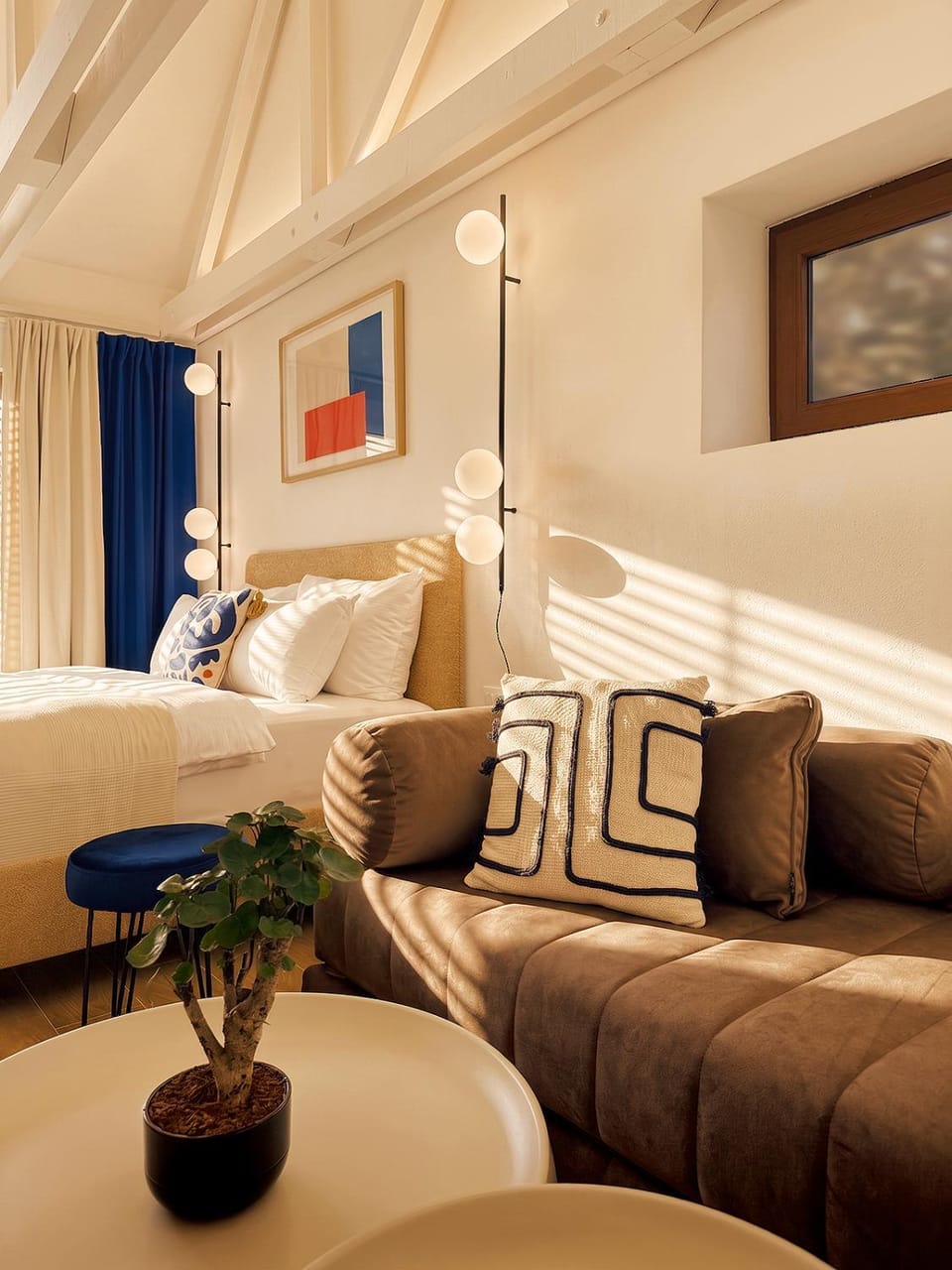 Bed, Living room, Photo of the whole room, Seating area, Bedroom