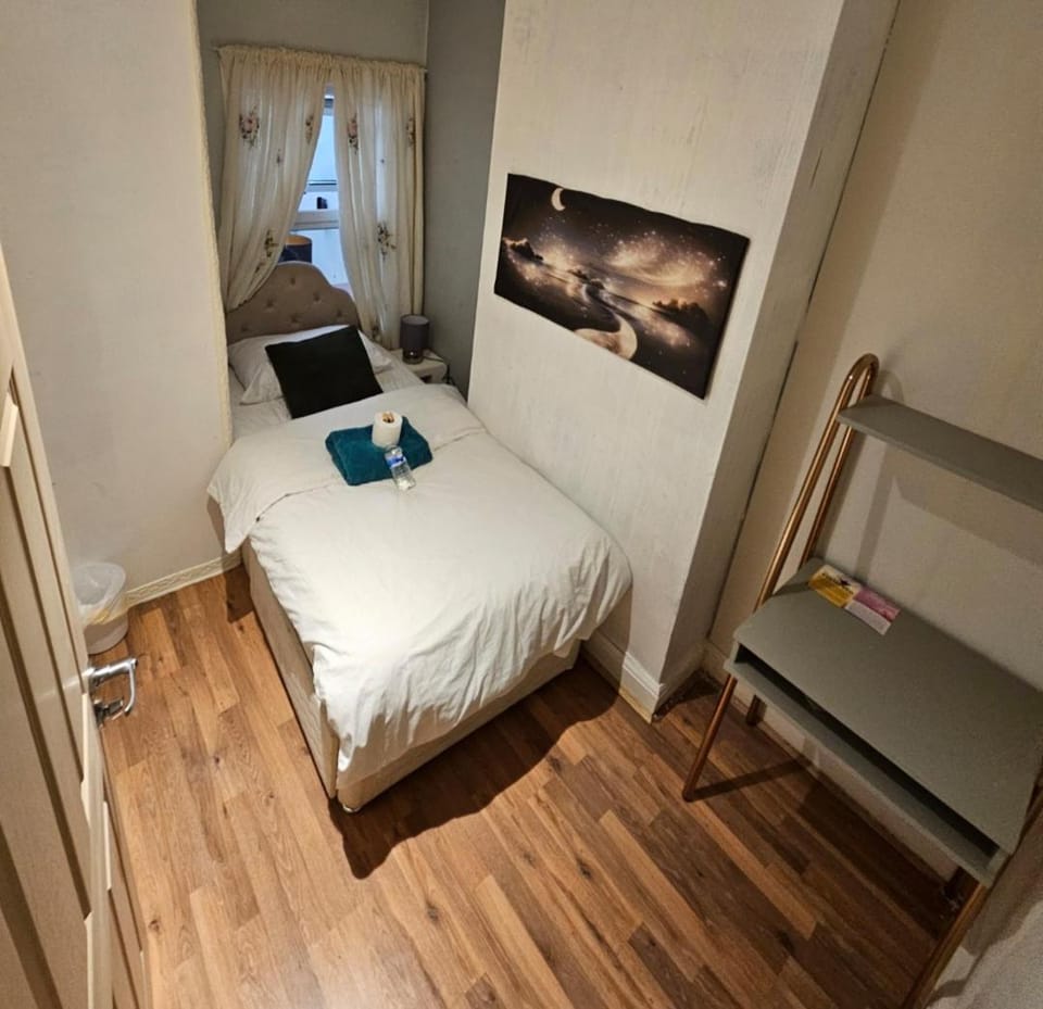 Budget Cosy Room Stay in Dartford Bed and Breakfast in Dartford