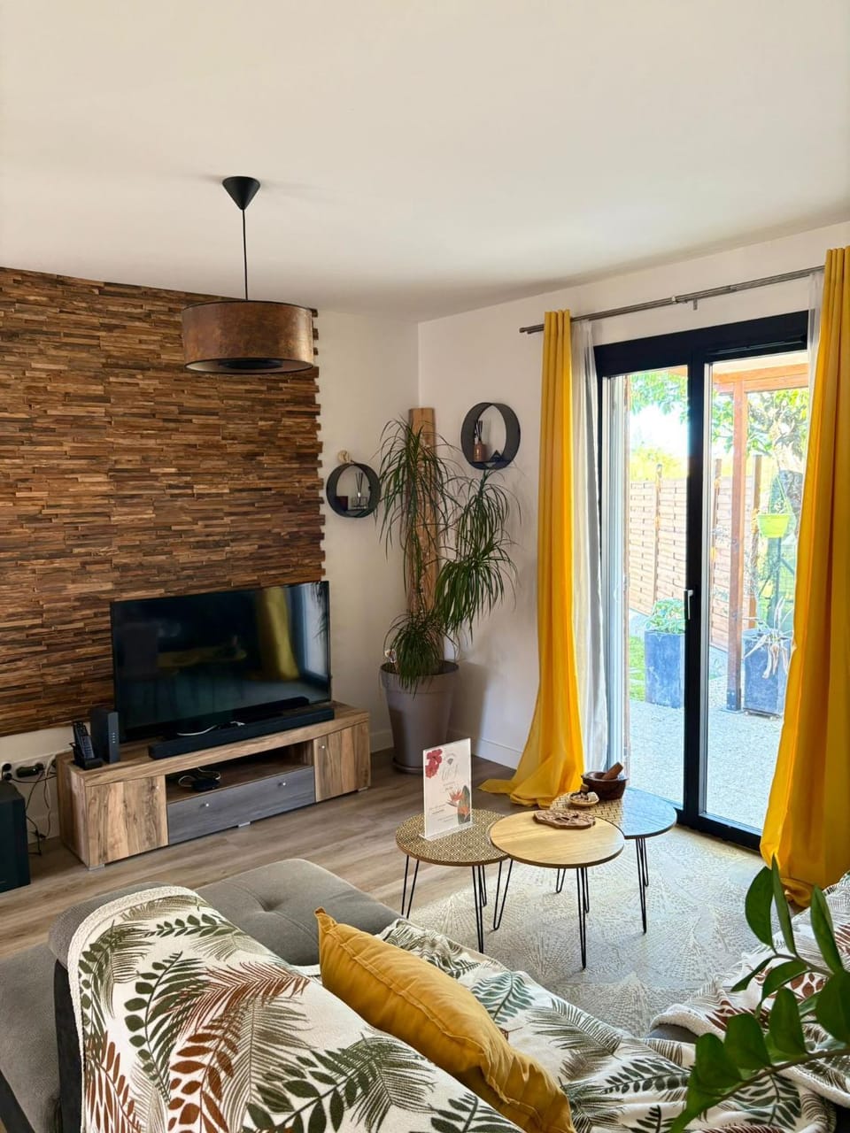 Communal lounge/ TV room, TV and multimedia, Living room, Seating area