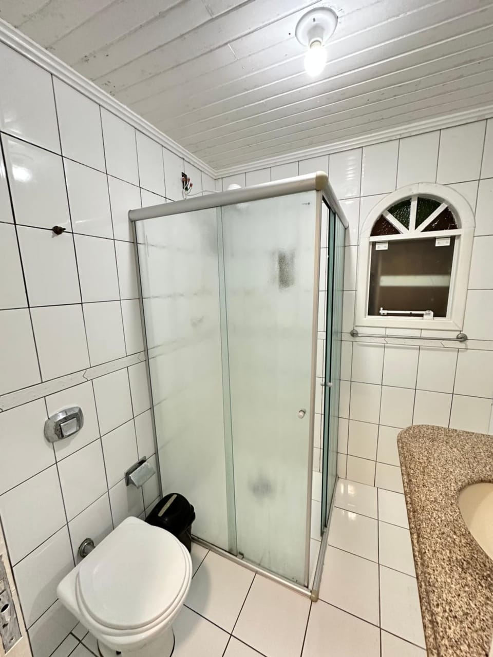 Suíte com cama de casal e solteiro próximo à BR! Bed and Breakfast in São José