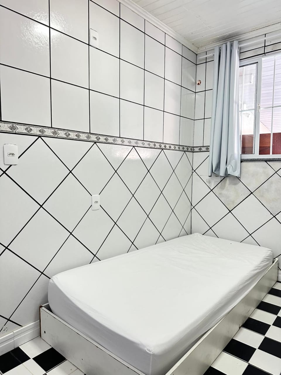 Suíte com cama de casal e solteiro próximo à BR! Bed and Breakfast in São José