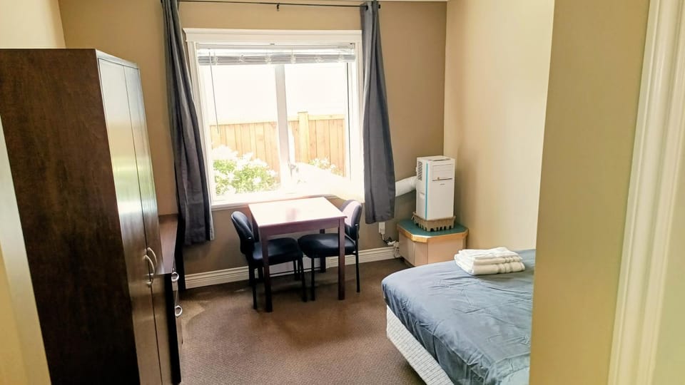 Photo of the whole room, Dining area, Bedroom, towels