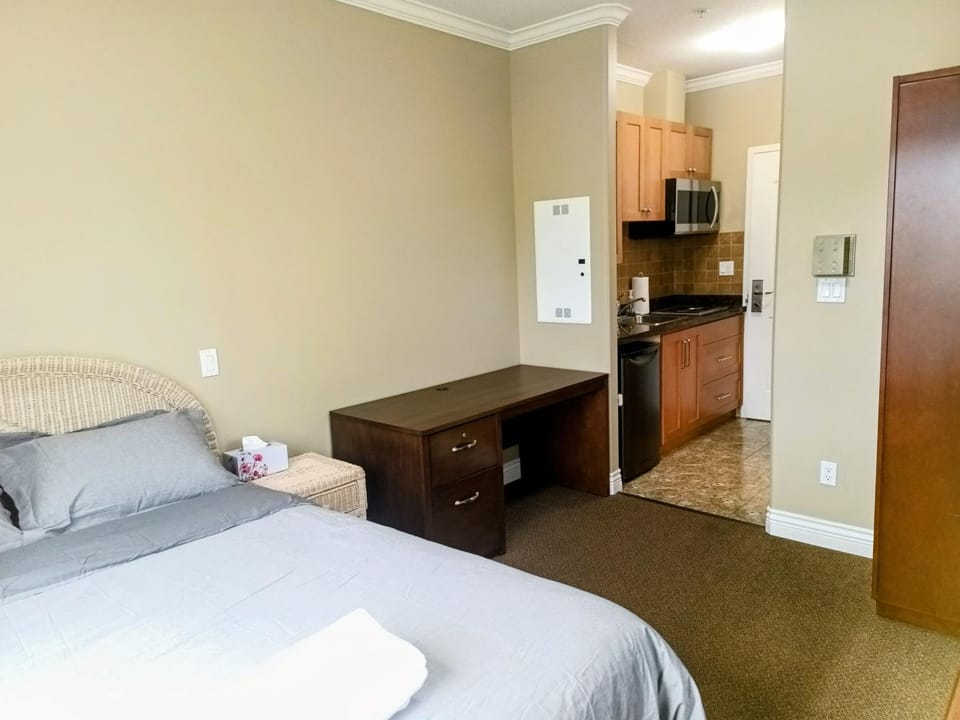 Kitchen or kitchenette, Photo of the whole room, Bedroom, stove, wardrobe