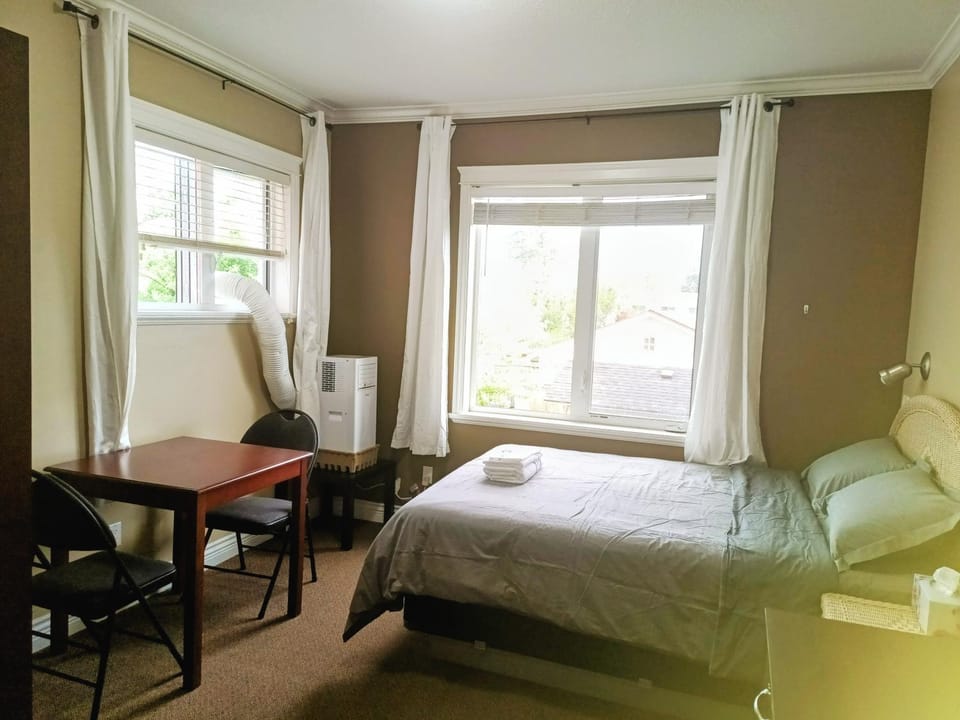 Photo of the whole room, Dining area, Bedroom