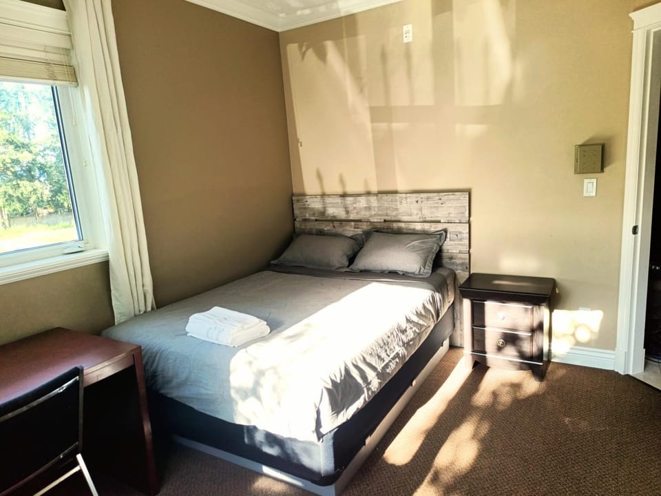 Photo of the whole room, Bedroom, towels